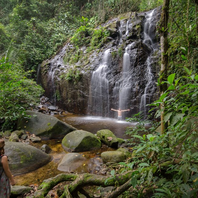 cachoeira natural com pessoas 01